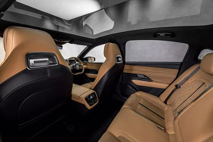 Mazda cũng tích hợp gói công nghệ an toàn chủ động i-ACTIVSENSE và hàng loạt trang bị hỗ trợ lái hiện đại cho 6e. Khoang hành lý phía sau có dung tích từ 330 – 1.074 lít (khi gập hàng ghế sau), kèm theo một khoang chứa phía trước (frunk) 70 lít.