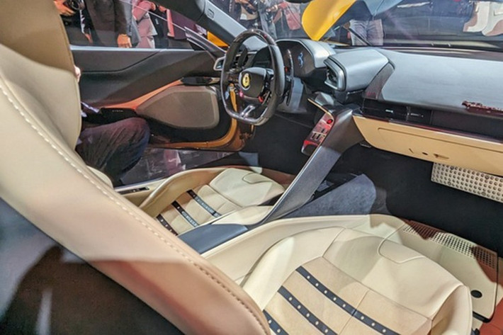 Vô lăng là một nâng cấp đáng chú ý. Ferrari đã loại bỏ các phím cảm ứng từng gây tranh cãi trên SF90 và thay bằng hệ thống nút bấm vật lý cho các chức năng quan trọng như khởi động, điều hướng menu hay điều chỉnh media, giúp thao tác chính xác hơn khi chạy tốc độ cao.