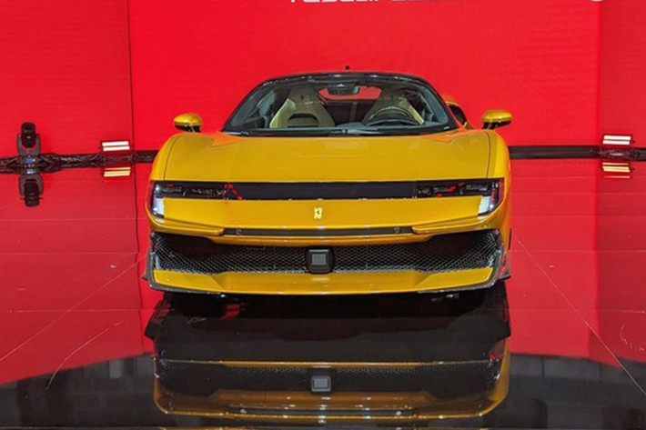 Tại thị trường Thái Lan, Ferrari 849 Testarossa bản Coupe có giá 41,1 triệu baht (33,5 tỷ đồng) và bản Spider 45,2 triệu baht (36,8 tỷ đồng). Ferrari 849 Testarossa dự kiến sẽ về Việt Nam cuối năm 2026 với số lượng hạn chế và mức giá chính hãng dự kiến cũng chỉ tương đương thị trường Thái Lan.