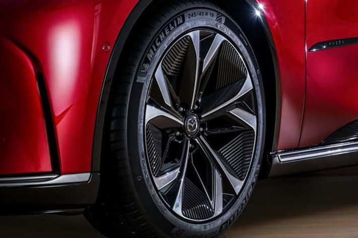 Dù phát triển cùng đối tác ChangAn, ông Masahiro Moro – Chủ tịch kiêm CEO Mazda Motor Corporation – khẳng định phiên bản Mazda 6e phân phối tại Thái Lan sẽ được tinh chỉnh đặc biệt ở hệ thống treo, lốp xe và phân bổ trọng lượng gần đạt tỷ lệ lý tưởng 50:50. Tất cả nhằm mang lại cảm giác lái "thuần chất Mazda".