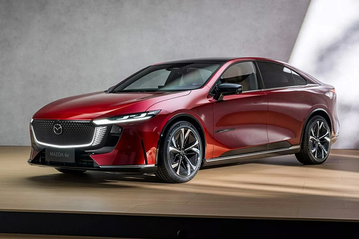 Mazda 6e là kết quả hợp tác giữa Mazda và đối tác liên doanh ChangAn tại Trung Quốc. Xe được phát triển dựa trên nền tảng của mẫu Deepal L07 và từng ra mắt toàn cầu tại triển lãm ô tô Bắc Kinh vào tháng 4/2024 với tên gọi Mazda EZ-6.