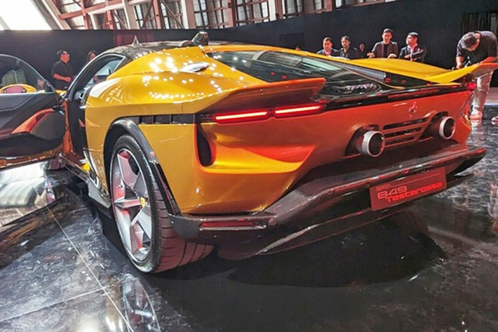 Tên gọi “849 Testarossa” cũng mang nhiều tầng ý nghĩa. Số “8” đại diện cho khối động cơ V8, “49” là dung tích mỗi xi-lanh tính bằng centilit, còn tên “Testarossa” – từng gắn liền với nhiều mẫu xe lịch sử của Ferrari, xuất phát từ phần nắp trục cam sơn đỏ đặc trưng.