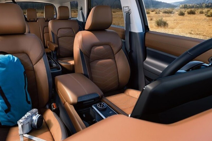 Đáng chú ý, hệ thống camera 360 độ trên Pathfinder 2026 nay được nâng cấp thành loại HD với tính năng "Invisible Hood View" – cho phép người lái quan sát hình ảnh mô phỏng ngay dưới nắp capo. Tính năng này tỏ ra hữu dụng trong các tình huống cần căn chỉnh chính xác như đỗ xe ở không gian hẹp hoặc leo lề.