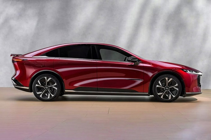 Tới tháng 1/2025, Mazda công bố tên gọi chính thức cho thị trường quốc tế là Mazda 6e, đồng thời ra mắt mẫu sedan thuần điện này tại châu Âu và Anh quốc với một số tinh chỉnh về pin và công suất sạc.