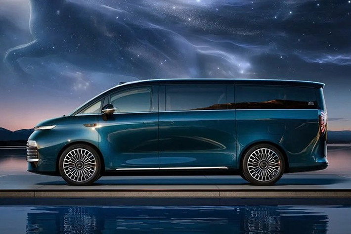 Geely Galaxy V900 2026 mới có thể xem là phiên bản mở rộng phạm vi hoạt động (EREV) của mẫu MPV chạy điện hoàn toàn LEVC L380, mẫu xe hiện đã được đưa về dưới thương hiệu Geely Galaxy sau quá trình tái cấu trúc.