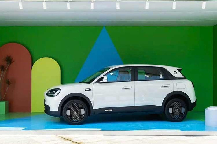 Tại Trung Quốc, Chery QQ3 thế hệ mới có tổng cộng 4 phiên bản với cấu hình khác nhau. Giá đặt trước của xe dao động từ 68.920-89.985 Nhân dân tệ (khoảng 241-315 triệu đồng). Theo nhà sản xuất, Chery QQ3 đang nhận được phản hồi rất tích cực. Trên mạng xã hội Weibo, Phó chủ tịch Chery, ông Li Xueyong, cho biết mẫu xe này đã đạt 21.957 đơn đặt mua chỉ trong 2 giờ.