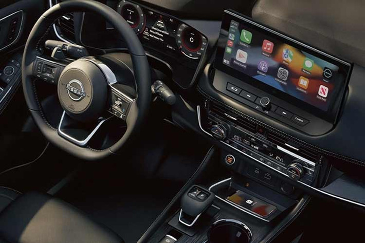 Thông qua hệ thống NissanConnect, người lái có thể truy cập các ứng dụng từ Play Store, sử dụng điều khiển giọng nói cho nhiều chức năng như điều hòa, sưởi ghế, sưởi kính chắn gió và dẫn đường. Hệ thống cũng hỗ trợ gọi điện, cập nhật thời tiết và cập nhật phần mềm qua mạng.