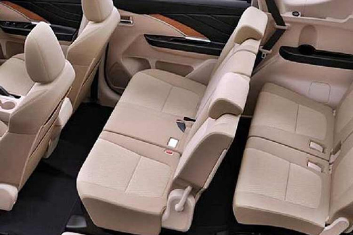 Hệ thống màn hình giải trí trung tâm hỗ trợ Apple CarPlay và Android Auto có dây, mang đến khả năng kết nối tiện lợi và trải nghiệm liền mạch trong suốt hành trình. Ghế ngồi bọc nỉ cao cấp mềm mại và thoáng khí hơn. Hàng ghế thứ hai được bổ sung đủ 3 tựa đầu và bệ tỳ tay trung tâm tích hợp khay để ly, mang lại sự thư giãn ở mọi vị trí ngồi.