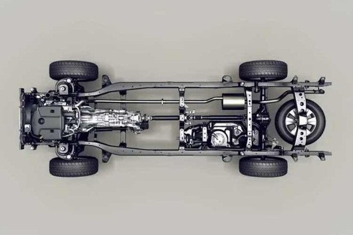 Về khả năng vận hành, xe vẫn có thể giữ lại các khối động cơ quen thuộc là xăng 2.7L và dầu 2.8L, nhưng sẽ được bổ sung hệ thống mild-hybrid 48V để tối ưu hóa mức tiêu thụ nhiên liệu và cải thiện hiệu suất vận hành. Tùy chọn hộp số bao gồm số sàn 6 cấp hoặc số tự động biến mô.