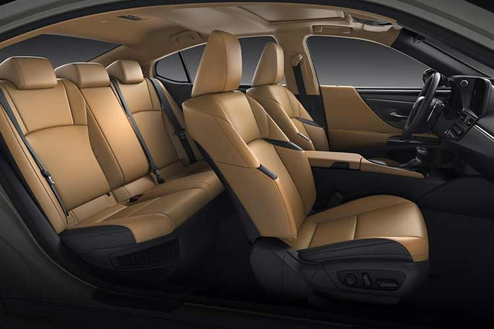 Dưới nắp ca-pô của Lexus ES 200 Moon Shadow là động cơ xăng 4 xi-lanh, hút khí tự nhiên, dung tích 2.0L dùng chung với Toyota Corolla và Camry bản nội địa Trung Quốc. Động cơ cho công suất tối đa 170 mã lực và mô-men xoắn cực đại 205 Nm. Động cơ truyền sức mạnh tới cầu trước thông qua hộp số vô cấp Direct Shift CVT, cho tốc độ tối đa 205 km/h.