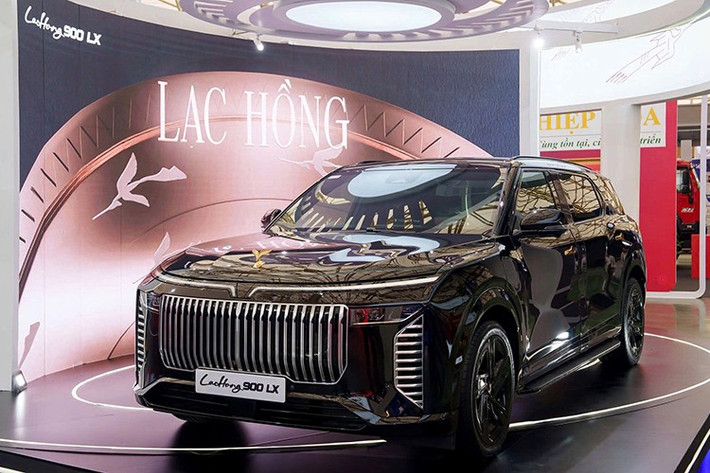 VinFast Lạc Hồng 900 LX là dòng SUV hạng sang đã lần đầu tiên trình làng tại Việt Nam vào hồi cuối tháng 8/2025 trong sự kiện bàn giao lô xe đặc biệt cho Bộ Ngoại giao. Lô xe này bao gồm cả phiên bản tiêu chuẩn và chống đạn. Mãi đến nay, đại lý mới chuẩn bị mở bán VinFast Lạc Hồng 900 LX bản tiêu chuẩn. Giá xe hiện vẫn chưa được công bố nhưng dự kiến sẽ rơi vào khoảng 5 tỷ đồng.