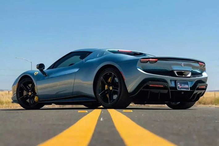 Được giao xe mới với giá niêm yết là 378.141 USD, chiếc Ferrari 296 GTB này chỉ chạy được 1.269 miles, hơn 2.0000 km và nay nó được bán với giá 260.000 USD. Giao dịch này làm nổi bật thực tế đôi khi khắc nghiệt của việc khấu hao trong thế giới siêu xe.