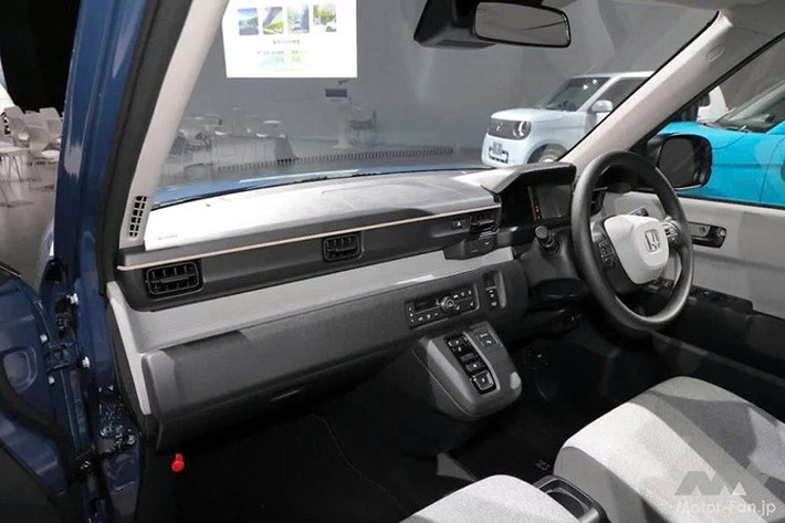 Xe hỗ trợ sạc AC 6 kW, mất khoảng 4,5 giờ để sạc đầy, và sạc nhanh DC 50 kW giúp nạp 80% pin trong khoảng 30 phút. Công suất mô-tơ điện bị giới hạn ở mức 64 mã lực theo quy định xe kei ở Nhật Bản, nhưng vẫn đủ đáp ứng nhu cầu di chuyển hàng ngày.