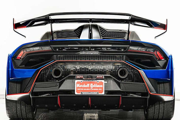 Huracan STJ không có nhiều điểm khác biệt so với Huracan STO phiên bản hiệu năng cao. Tuy nhiên mức giá của STJ Edition chênh lệch 27.100 USD khoảng 709 triệu đồng.Huracan STJ có nắp capo mở ngược Cofango và nắp động cơ tháo rời, tương tự như siêu xe đua Huracán LP 620-2 Super Trofeo.