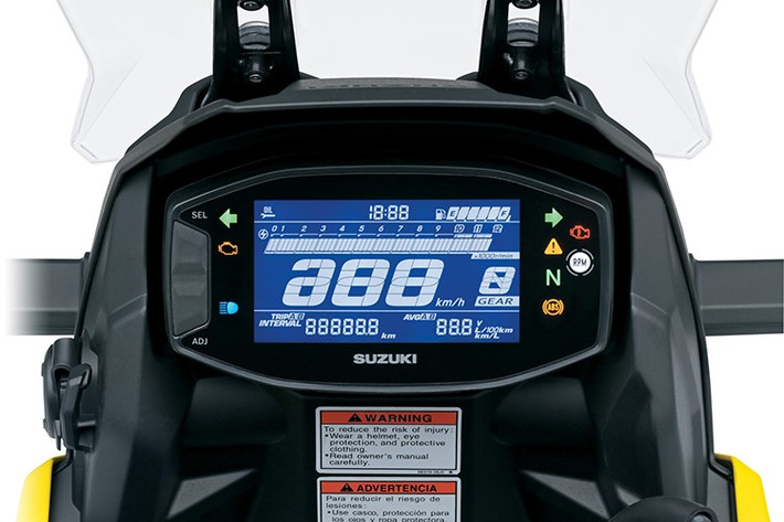 Đặc biệt, xe sử dụng bảng đồng hồ kỹ thuật số thông minh với khả năng kết nối điện thoại qua Bluetooth, hỗ trợ các chức năng như hiển thị tên người gọi, cảnh báo tin nhắn/cuộc gọi đến, điều hướng, cảnh báo tốc độ, hiển thị mức pin thiết bị kết nối và cập nhật phần mềm không dây.