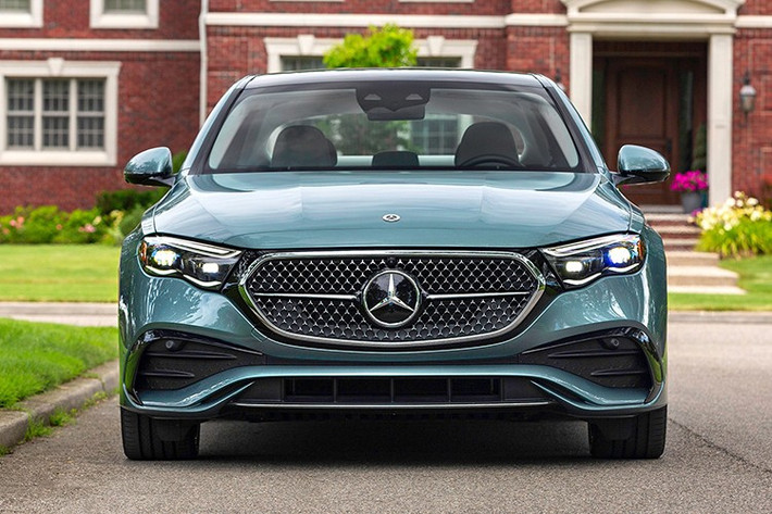 Với thiết kế có nhiều thay đổi, đường nét thanh lịch và mạnh mẽ cùng sự bổ sung của hàng loạt tính năng đặc biệt đầy hứa hẹn, mẫu xe sedan hạng sang Mercedes-Benz E-Class thế hệ mới được kỳ vọng sẽ tiếp tục khẳng định vị thế dẫn đầu trong phân khúc sedan hạng sang cỡ trung.