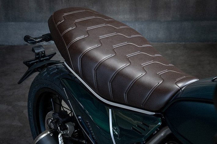 Ở phiên bản mới, Scrambler được trang bị bộ ly hợp tám đĩa mới, giúp xe vận hành mượt mà hơn, đồng thời tạo thêm không gian cho chân người lái, cùng với hệ thống kiểm soát bướm ga điện tử. Các công nghệ bổ sung, bao gồm kiểm soát lực kéo, ABS khi vào cua và hai chế độ lái, cũng được trang bị.