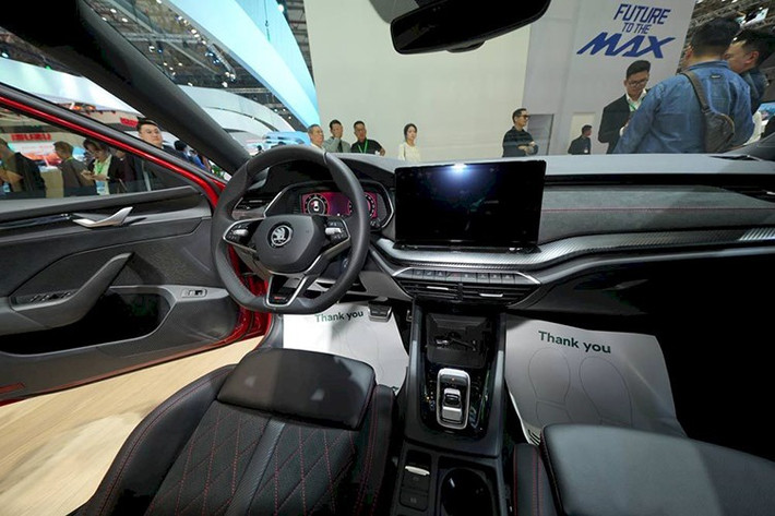 Không rõ khi về Việt Nam xe sẽ có những trang bị gì. Tại thị trường Séc, không gian bên trong của Octavia 2025 được trang bị ghế ngồi bọc da cao cấp. Ghế trước được tích hợp chức năng massage và nhớ vị trí, kết hợp cùng đèn viền nội thất đa sắc, giúp hành khách tận hưởng không khí sang trọng nhưng vẫn đậm chất năng động.