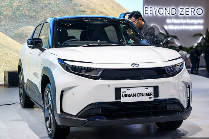 Toyota Urban Cruiser EV chạy điện đã chính thức được giới thiệu tại Triển lãm Ô tô Quốc tế Gaikindo Indonesia (GIIAS) 2025. Đây là mẫu SUV điện cỡ nhỏ mới của Toyota, từng ra mắt lần đầu tiên vào hồi tháng 12/2024.