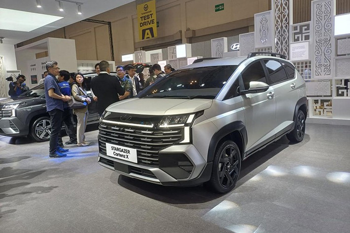 Cả hai phiên bản đều có chiều dài cơ sở 2.780 mm. Ngoại thất của mẫu xe MPV HYundai Stargazer 2025 có thiết kế cứng cáp hơn trước với nhiều đường thẳng và họa tiết hình hộp. Lưới tản nhiệt sử dụng nhiều thanh ngang, cản trước hầm hố hơn.