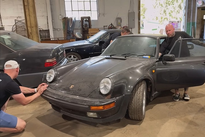 Các kỹ sư của Porsche cố tình giới hạn nó ở bốn tỷ số truyền để tránh gãy trục truyền động dưới bộ tăng áp turbo, một lời nhắc nhở rằng đây là một cỗ máy được điều chỉnh cho sức bền, chứ không phải sự thoải mái. Bên trong, đồng hồ đo tốc độ chiếm vị trí trung tâm, có vạch đỏ ở 7.000 vòng / phút, trong khi bộ đánh lửa nằm ở bên trái, một truyền thống của Porsche có từ khi bắt đầu Le Mans.