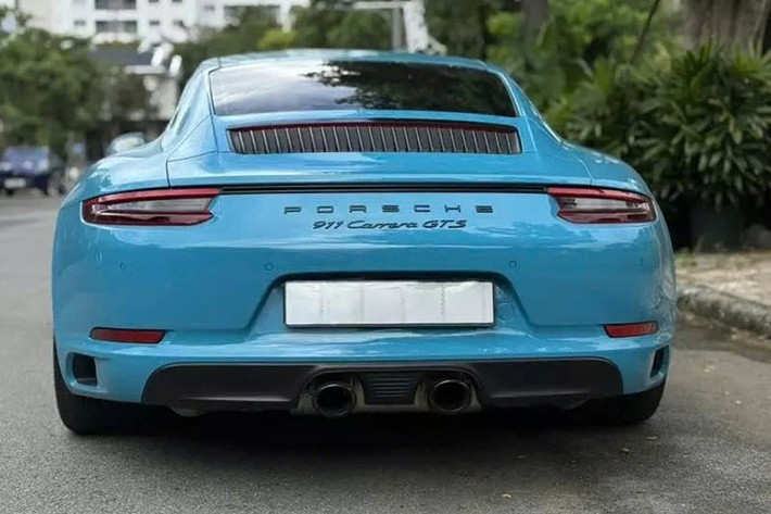 Ngoài ra, chiếc xe thể thao Porsche 911 Carrera GTS 991 phiên bản nâng cấp này cũng nhận được sự điều chỉnh ở khối động cơ khi công suất của xe được tăng thêm 20 mã lực.