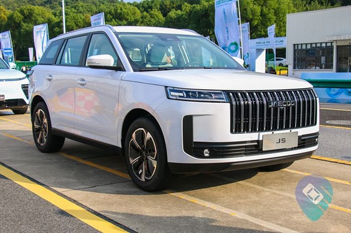 Mới đây, Omoda &amp; Jaecoo Việt Nam đã công bố hai mẫu xe đầu tiên dự kiến được lắp ráp là Omoda 4 và Jaecoo J5. Cả hai đều thuộc phân khúc SUV B+, sở hữu thiết kế hiện đại, công nghệ thông minh và hướng trực tiếp đến nhóm khách hàng trẻ trung, thời thượng, yêu thích công nghệ và đam mê khám phá.