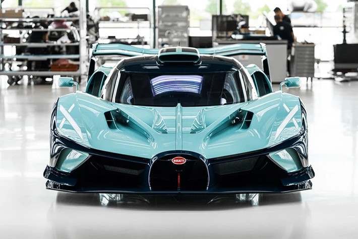 Bugatti Bolide thứ 40/40 đã được bàn giao đến nhà sưu tập nổi tiếng người Thuỵ Sỹ. Vị chủ nhân của Bolide thứ 40 đang sở hữu các mẫu Bugatti hiếm như 18/3 Chiron, Centodieci, Type 35, EB110 GT, EB110 SS, Veyron 14. Super Sport, Veyron 16.4 Grand Sport...