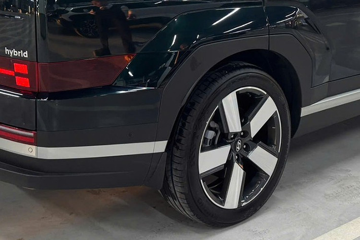 Điểm nhấn khác biệt lớn nhất của Hyundai SantaFe Hybrid so với các phiên bản còn lại đương nhiên nằm ở động cơ. Theo đó, xe sẽ dùng hệ truyền động hybrid gồm động cơ xăng 4 xi-lanh, tăng áp, dung tích 1.6L, kết hợp với mô-tơ điện và hộp số tự động 6 cấp. Hệ truyền động này tạo ra công suất tổng cộng 235 mã lực và mô-men xoắn cực đại 367 Nm.