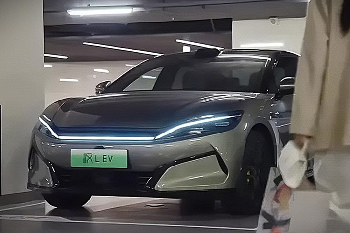 Tốc độ tối đa của Han L là 305km/h, phiên bản RWD có phạm vi di chuyển 701km mỗi lần sạc và bản AWD là 601km. BYD tung gói ưu đãi giá trị lớn dành cho khách đặt xe trước cuối năm, tổng trị giá khoảng 52.000 nhân dân tệ.