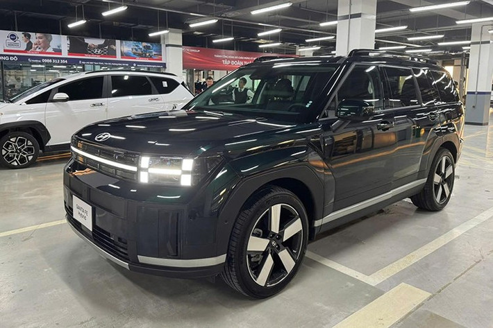 Hyundai SantaFe thế hệ mới đã chính thức ra mắt thị trường Việt Nam từ cuối năm 2024 với thiết kế và trang bị lột xác. Bên cạnh đó là 2 loại động cơ xăng hoàn toàn mới trong khi tùy chọn máy dầu bị loại bỏ. Để tăng thêm sự lựa chọn cho người tiêu dùng Việt, SantaFe chuẩn bị được bổ sung một tùy chọn động cơ hybrid mới.