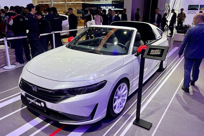 Honda bất ngờ trưng bày một mẫu concept thể thao mang tên Integra Hatchback Style tại Triển lãm Ô tô Quảng Châu 2025, thu hút sự chú ý giới mộ điệu nhờ thiết kế hai cửa, mui Targa cùng hộp số sàn – một công thức gợi nhớ trực tiếp đến dòng coupe CR-X từng làm nên tên tuổi Honda những năm 80-90.
