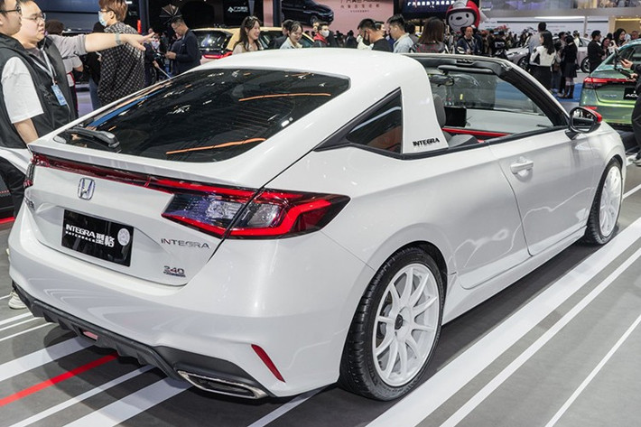 Tại thị trường Việt Nam, nhiều nguồn tin cho biết Honda cũng đang rục rịch đưa về mẫu xe Prelude 2 được ví von như "Civic 2 cửa". So với Integra thì Prelude có thiết kế hiền hòa với nhiều đường nét mềm mại hơn.