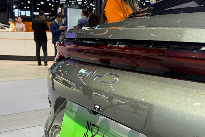 Ngoài ra, hãng còn mở bán gói body kit thời hạn gồm sơn xanh ô liu hoặc xanh lam Xizi, mui đen nổi, ốp thể thao, mâm đen mờ và kẹp phanh vàng bốn piston cho BYD Han L 2026 mới tại thị trường Trung Quốc.