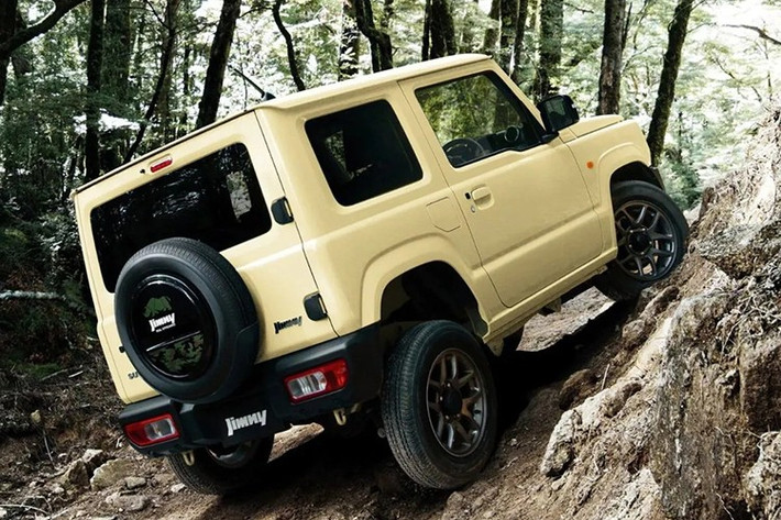Jimny hiện là mẫu SUV cỡ nhỏ giữ giá tốt nhất tại thị trường Úc, với nhiều chủ xe đã bán lại với giá cao hơn cả khi mua mới, nhờ nguồn cung hạn chế và danh sách chờ kéo dài.