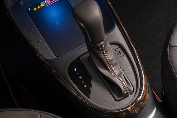 Xe sở hữu lớp sơn 2 tông màu được mở rộng với nắp capo màu đen, cùng các chi tiết GR Sport đặc trưng ở ngoại thất, bộ mâm 18 inch độc quyền, một số chi tiết bespoke ở nội thất và hệ thống treo thể thao. Phiên bản này có giá 26.895 bảng Anh (35.345 USD - khoảng 924 triệu đồng).