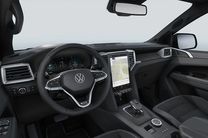 Khi mở cửa, bạn sẽ thấy nhiều điểm nhấn màu đen hơn, bởi Volkswagen Amarok Dark Label 2026 được trang bị trần xe và bảng điều khiển trung tâm màu đen Ebony Black, viền cửa màu đen và ghế ngồi ArtVelours tối màu.
