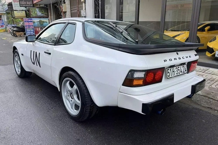 Trong giai đoạn sản xuất, Porsche 944 được phân loại là xe thể thao hiệu suất cao. Mẫu xe trang bị động cơ I4 dung tích 2.5L, 2.7L hoặc 3.0L, đi kèm hộp số tự động hoặc số sàn, cho công suất từ 150 đến 250 mã lực tùy phiên bản.