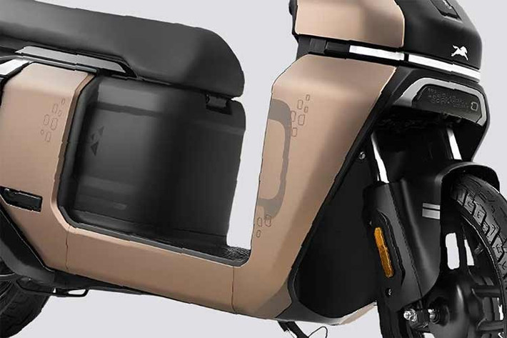 Ở tính năng trọng điểm, TVS Orbiter được giới thiệu bộ tính năng gọi là “Kiểm soát hành trình” bao gồm: Hỗ trợ lùi xe giúp ra vào bãi đỗ dễ dàng hơn, tự động giữ dốc tự động khi dừng trên đường dốc, tránh bị trôi xe, Cruise Control giúp giữ tốc độ mà không cần thao tác tay ga liên tục.