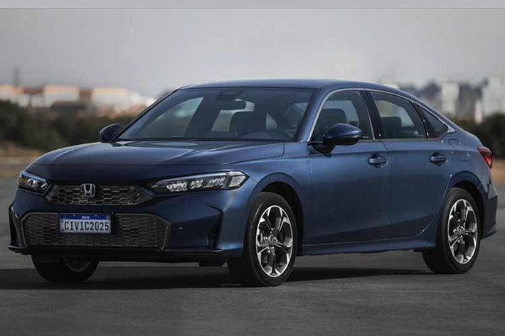 Mẫu xe Honda Insight hoàn toàn mới sẽ còn có bốn chế độ lái gồm Normal, Sport, Econ và Snow, đi kèm màn hình giải trí cỡ lớn, đèn viền nội thất, cửa sổ trời, ghế bọc da thật, hệ thống âm thanh Bose 12 loa và camera hành trình tích hợp trong gương chiếu hậu kỹ thuật số.