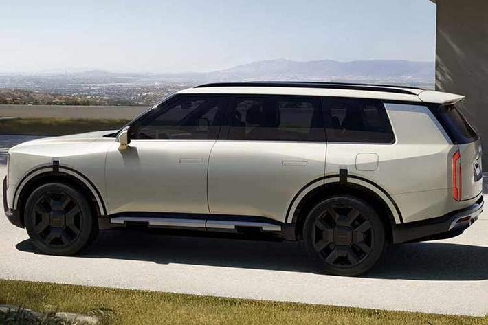 X-Line SX (54.490 USD) đi kèm hệ dẫn động AWD tiêu chuẩn, mâm 21 inch, giá nóc kiểu “bridge” và các chi tiết ngoại thất đen bóng/đen mờ. Ở nhóm cao cấp hơn, SX Prestige (56.590 USD) bổ sung kính hông hàng hai cách âm, gạt mưa tự động, ghế và trần bọc SynTex suede, ốp gỗ kỹ thuật, HUD, chìa khóa kỹ thuật số và ghế hàng hai sưởi/làm mát.