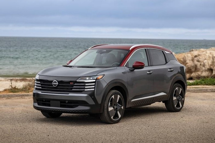 Nissan vừa công bố phiên bản Kicks 2026 với một số nâng cấp đáng chú ý, trong đó có điều chỉnh giá bán nhẹ ở tất cả các phiên bản. Dù vậy, mẫu SUV đô thị cỡ nhỏ này vẫn giữ được vị thế là một trong những mẫu xe có giá dễ tiếp cận nhất tại thị trường Mỹ hiện nay.