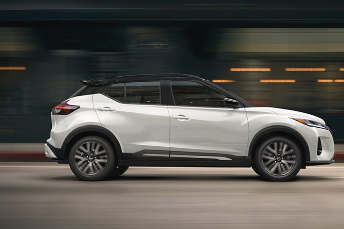 Việc giữ giá dưới mốc 25.000 USD giúp mẫu xe này tiếp tục hấp dẫn nhóm khách hàng trẻ, người mua lần đầu hoặc gia đình nhỏ. Doanh số của Kicks trong nửa đầu năm 2025 đã tăng tới 52,8% so với cùng kỳ năm trước, nhờ đợt nâng cấp diện rộng giúp cải thiện thiết kế, công nghệ và tiện nghi.