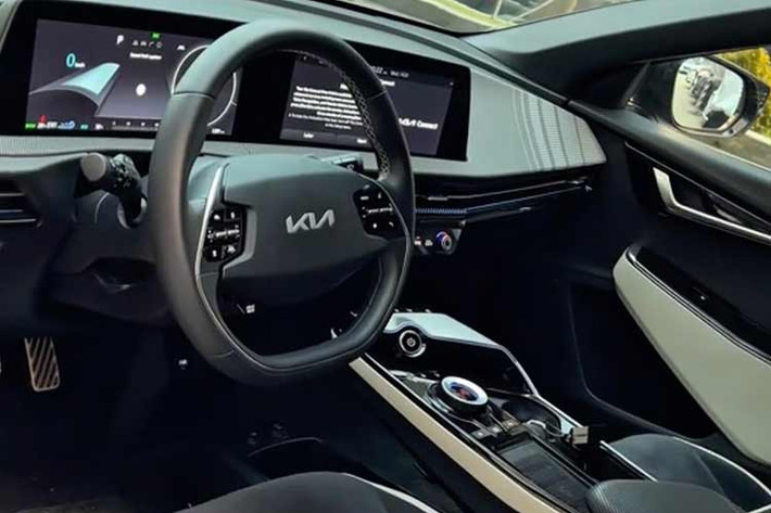 Kia EV6 có thết kế 5 chỗ ngồi dạng Coupe vì thế khoang hành lý sẽ sâu và rộng. Xe sở hữu vô-lăng to bản thiết kế hơi hướng những mẫu vô-lăng của Kia thập niên 90. Bản First Edition trang bị các tính năng như màn hình kính lái HUD thực tế ảo AR, đỗ xe thông minh từ xa, cửa sổ trời, bánh xe 20 inch...