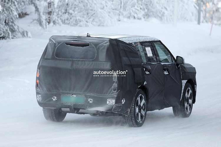 Khu vực nắp ca-pô của xe có thể cũng đã được tinh chỉnh, mang lại tổng thể mạnh mẽ và hiện đại hơn so với bản hiện tại. Cửa sạc xuất hiện bên phía ghế phụ hé lộ khả năng mẫu xe này sẽ có thêm phiên bản plug-in hybrid – điều không quá bất ngờ khi SantaFe PHEV vốn đã được phân phối tại thị trường châu Âu.