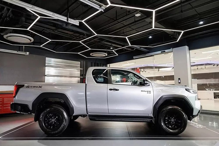 Toyota Hilux thế hệ mới chỉ vừa được ra mắt tại Thái Lan vào tháng trước với tên gọi Hilux TRAVO. Tại xứ chùa vàng, xe được bán với nhiều cấu hình cabin và dự đoán phiên bả khi về Việt Nam sẽ chỉ có duy nhất bản cabin kép và một số cấu hình với mức trang bị tương đương các biến thể 4TREK, Prerunner, Premium và Overland tại Thái.