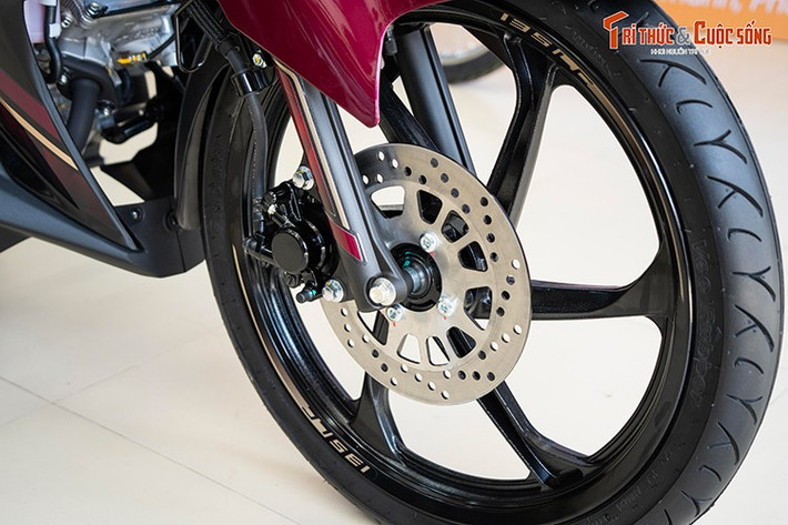 Xe dùng phanh đĩa thủy lực cho cả bánh trước và sau, kích thước lốp 70/90 trước và 80/90 sau, đi kèm mâm 17 inch có thiết kế 6 chấu tương tự mẫu xe Yamaha 125ZR. Hệ thống treo là phuộc ống lồng trước và monoshock sau có thể chỉnh được, hỗ trợ xe vận hành ổn định trên nhiều dạng mặt đường.