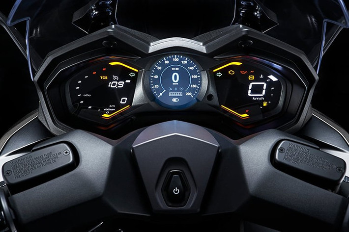 Thông tin vận hành được hiển thị trên màn hình TFT-LCD tròn, kết nối với ứng dụng Kymco Noodoe để hiển thị dẫn đường, điều khiển nhạc và cuộc gọi từ smartphone.