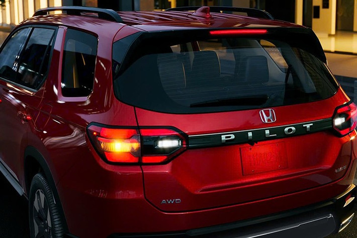 Màu sơn mới Ash Green Metallic cũng được giới thiệu, thay thế cho màu Diffused Sky Metallic trước đó. Trong khi đó, bản Elite được nâng cấp với ghế bọc Ultra-Suede kết hợp chỉ khâu hình kim cương, còn Black Edition sở hữu mâm hợp kim 20 inch màu đen Berlina thiết kế lại toàn bộ.