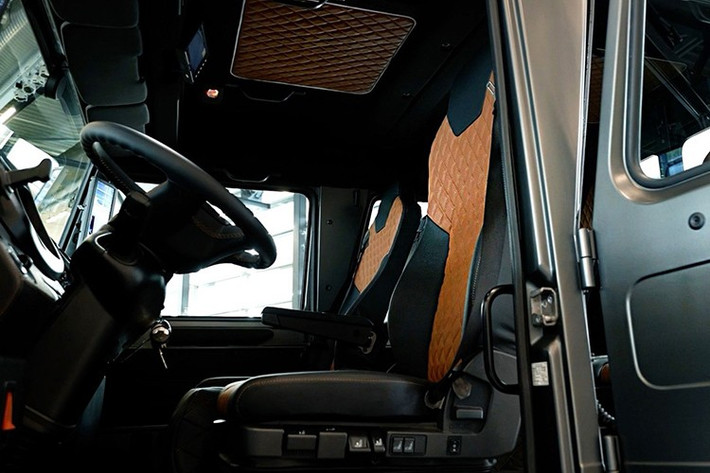 Bên trong nội thất được hoàn thiện bởi da cao cấp, ghế công thái học với chỉ khâu màu, thảm sàn da và đèn chiếu sáng LED nhấn mạnh tính cách cao cấp và sang trọng của xe.